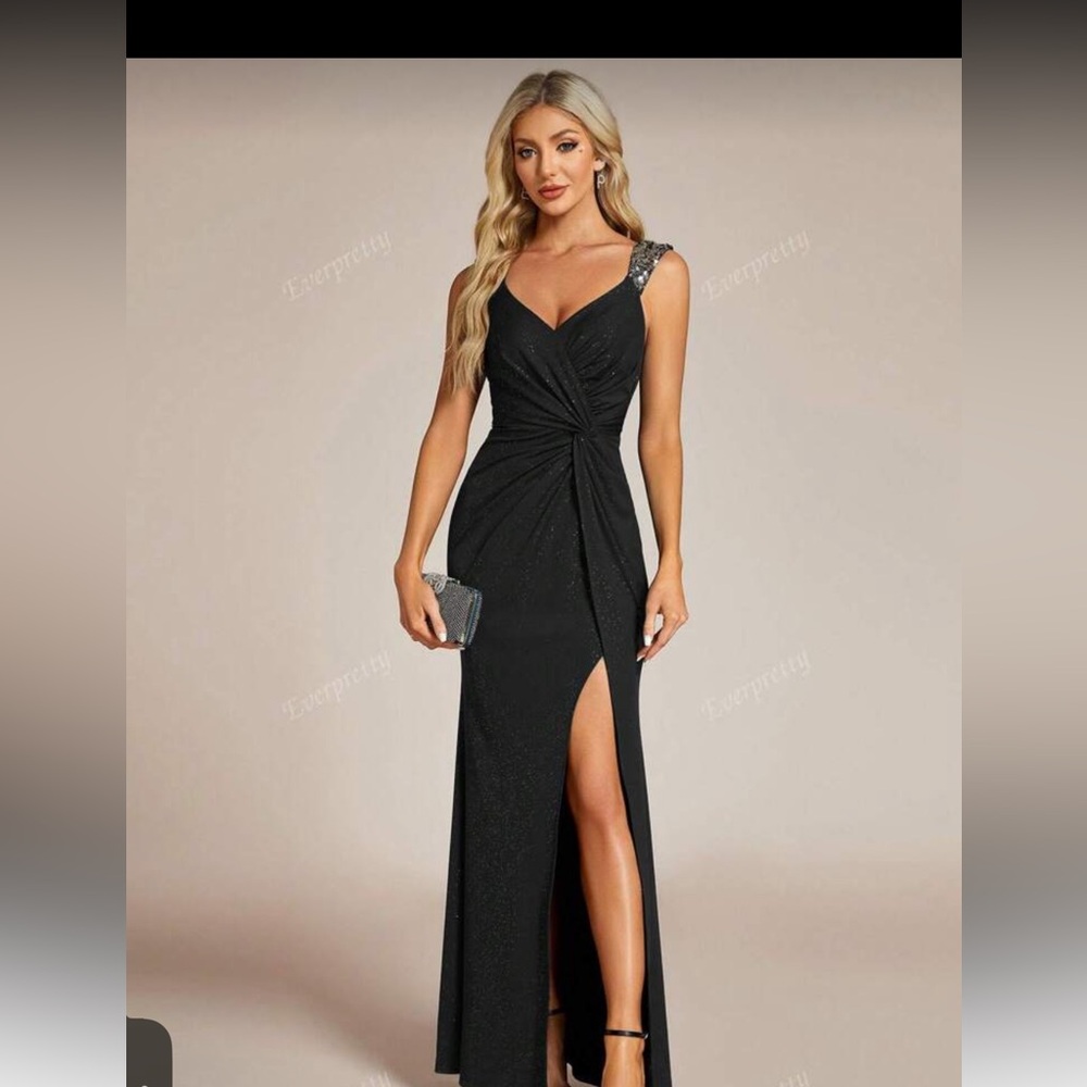 Elegant Black Evening Gown with Embellished Straps